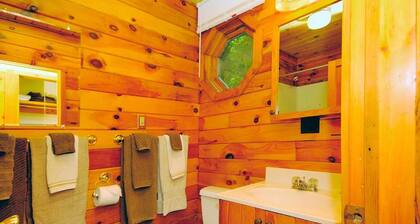 Cozy Vacation Cabin near Allegheny State Forest, Pennsylvania