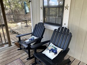 Terrace/patio - Rustic Dog-Friendly Cabin with Private Deck and Hot-Tub in Texas (Wimberley)