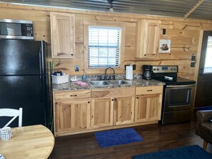Fridge, microwave, oven, stovetop - Rustic Dog-Friendly Cabin with Private Deck and Hot-Tub in Texas (Wimberley)