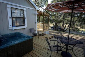 Outdoor dining - Rustic Dog-Friendly Cabin with Private Deck and Hot-Tub in Texas (Wimberley)