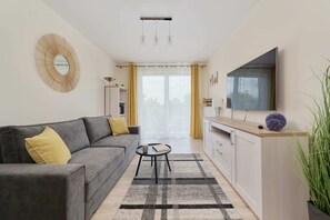 TV, offices - Bright two-bedroom apartment | Garage and desk (Wrocław)