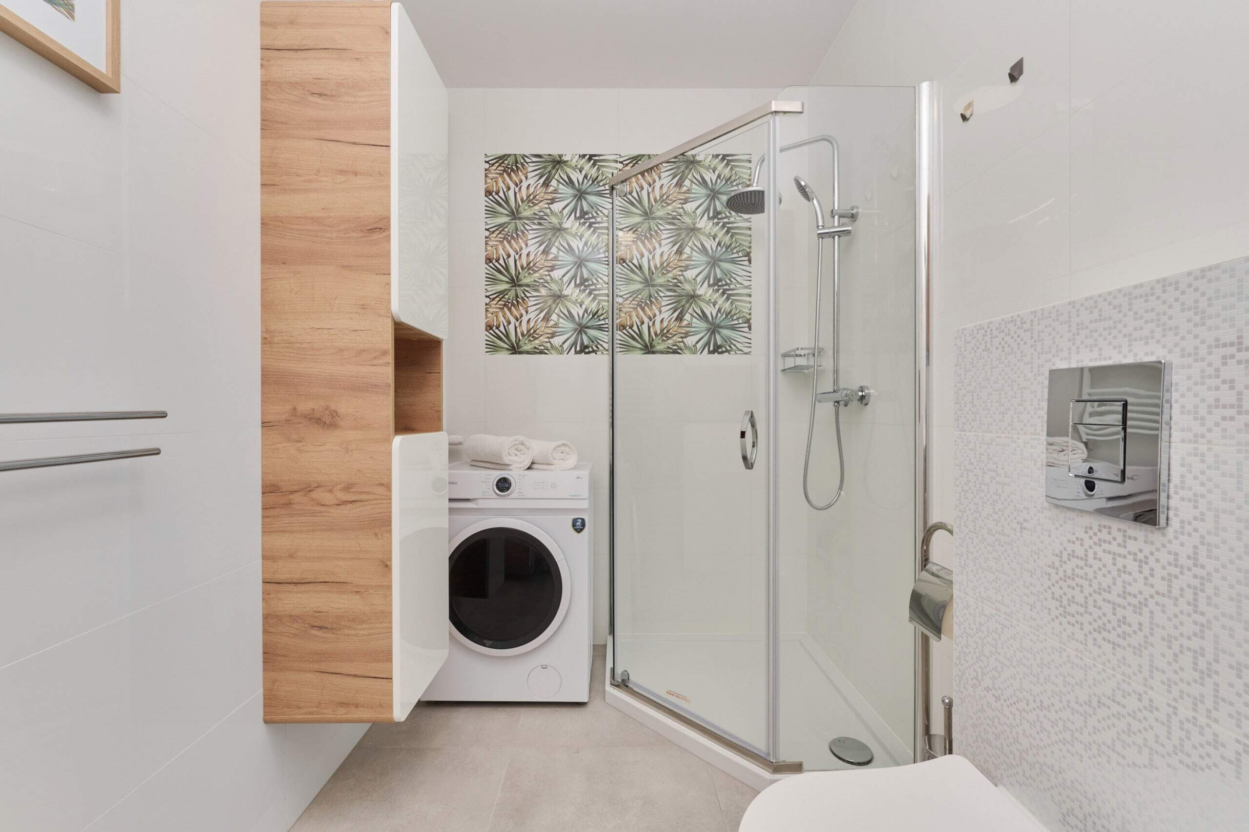 Shower, hair dryer, towels, shampoo