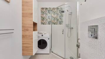 Shower, hair dryer, towels, shampoo