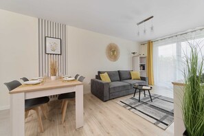 TV, offices - Bright two-bedroom apartment | Garage and desk (Wrocław)