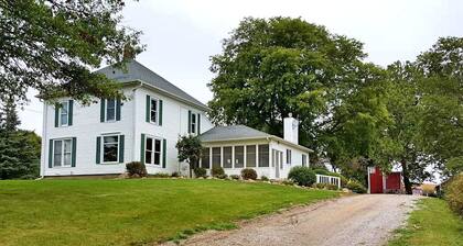 Cozy Family Accommodation for Five Guests in Montezuma, Iowa