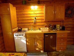 Cookware/dishes/utensils, dining tables