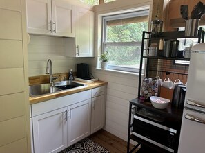 Fridge, coffee/tea maker, cookware/dishes/utensils - Modern Fully Equipped Safari Tent with Spacious Deck in North Carolina (Taylorsville)