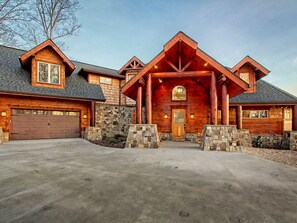 Exterior - Beautiful, Luxury Cabin with Out-Door Hot Tub near Lake Burton in Northern Georgia (Clayton)