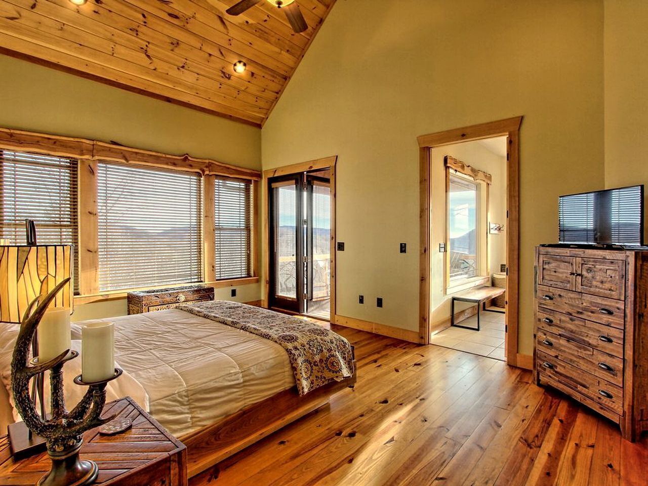 4 habitaciones, tabla de planchar con plancha, cuna de viaje y wifi 