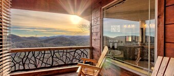 Beautiful, Luxury Cabin with Out-Door Hot Tub near Lake Burton in Northern Georgia