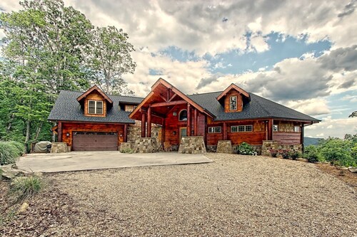 Beautiful, Luxury Cabin with Out-Door Hot Tub near Lake Burton in Northern Georgia