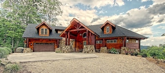 Beautiful, Luxury Cabin with Out-Door Hot Tub near Lake Burton in Northern Georgia
