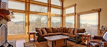 Beautiful, Luxury Cabin with Out-Door Hot Tub near Lake Burton in Northern Georgia