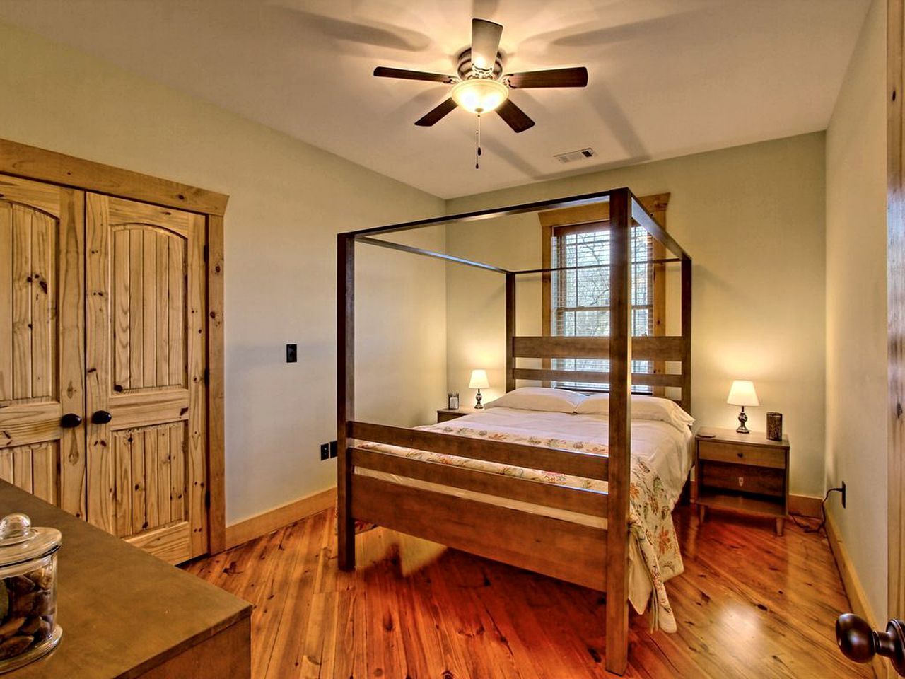 4 habitaciones, tabla de planchar con plancha, cuna de viaje y wifi 