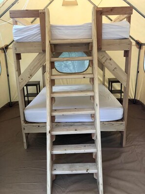 1 habitación, escritorio y ropa de cama 