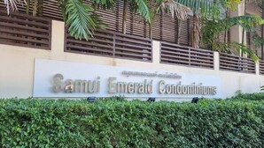 A sign for Samui Emerald Condominiums with a lush green hedge in front. - Apartment Eliza Samui in Garden Resort With Shared Pool (Koh Samui)