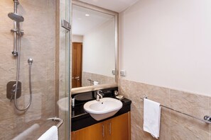 Douche, sèche-cheveux, serviettes fournies, savon