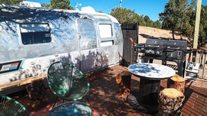 Outdoor dining - New Mexico Airstream Rental for a Mystical Ranch Getaway (Nogal)