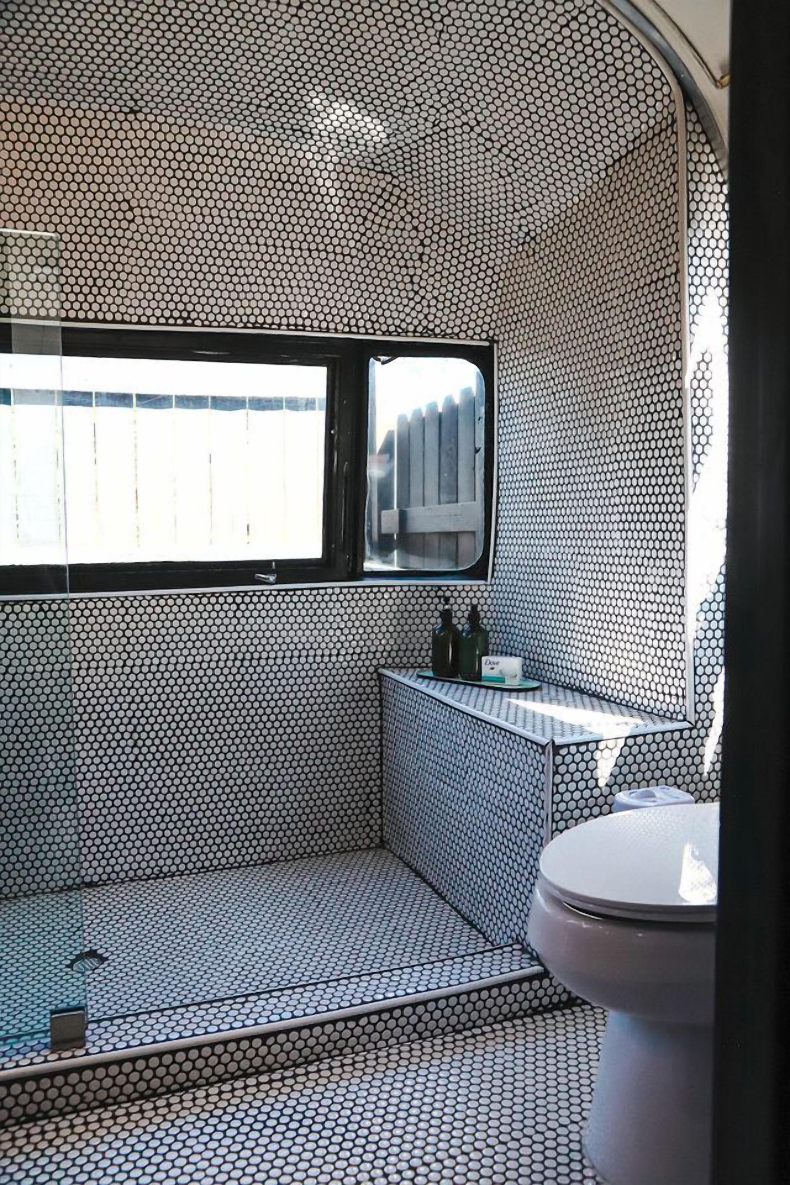 Towels, soap, shampoo, toilet paper