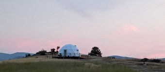 Beautiful Dome for a Romantic Glamping Escape with Breathtaking Views in Montana