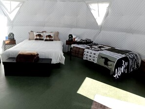 1 bedroom, bed sheets - Beautiful Dome for a Romantic Glamping Escape with Breathtaking Views in Montana (Plains)