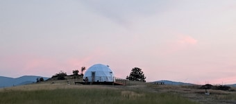 Beautiful Dome for a Romantic Glamping Escape with Breathtaking Views in Montana
