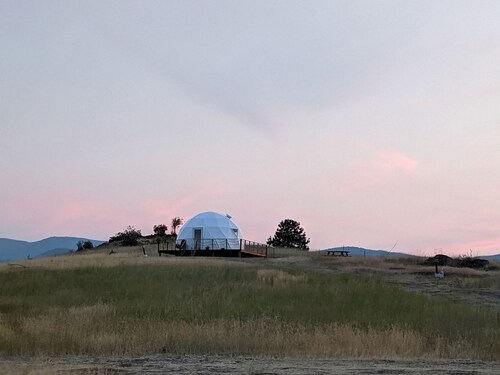 Beautiful Dome for a Romantic Glamping Escape with Breathtaking Views in Montana