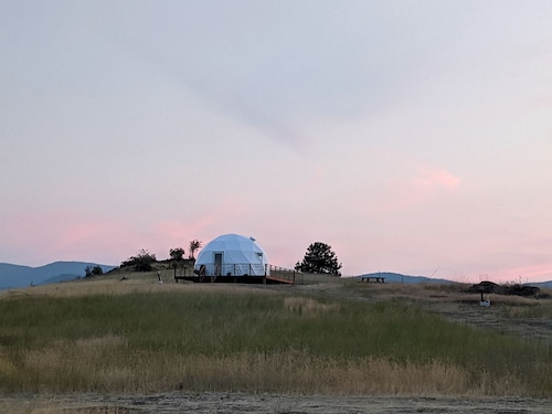 Beautiful Dome for a Romantic Glamping Escape with Breathtaking Views in Montana