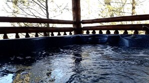 Outdoor spa tub - Spectacular Woodland Cabin near Smoky Mountains in Sevierville, Tennessee (Sevierville)