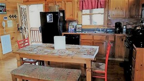 Wasserkocher mit Kaffee-/Teezubehör, Kühlschrank, Mikrowelle, Ofen