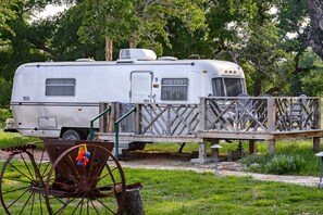 Property grounds - Fabulous Cozy Airstream Perfect for a Small Family Unique Escape in Texas (Spicewood)
