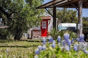 Exterior - Fabulous Cozy Airstream Perfect for a Small Family Unique Escape in Texas (Spicewood)