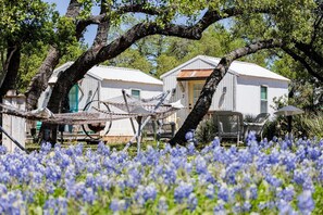 Property grounds - Fabulous Cozy Airstream Perfect for a Small Family Unique Escape in Texas (Spicewood)