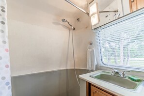 Een bubbelbad, een haardroger, handdoeken, zeep