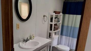 Baignoire Ă jets, serviettes fournies, savon, shampoing