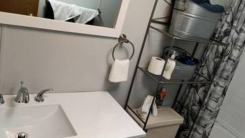 Baignoire Ă jets, serviettes fournies, savon, shampoing