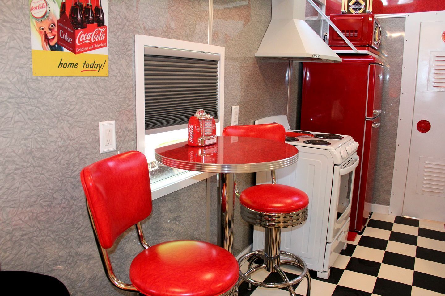 Coffee/tea maker, fridge, oven, stovetop