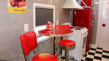 Wasserkocher mit Kaffee-/Teezubehör, Kühlschrank, Ofen, Herdplatte