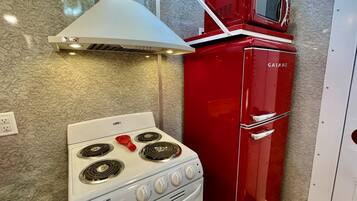 Coffee/tea maker, fridge, oven, stovetop