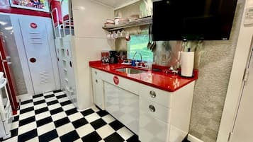 Wasserkocher mit Kaffee-/Teezubehör, Kühlschrank, Ofen, Herdplatte