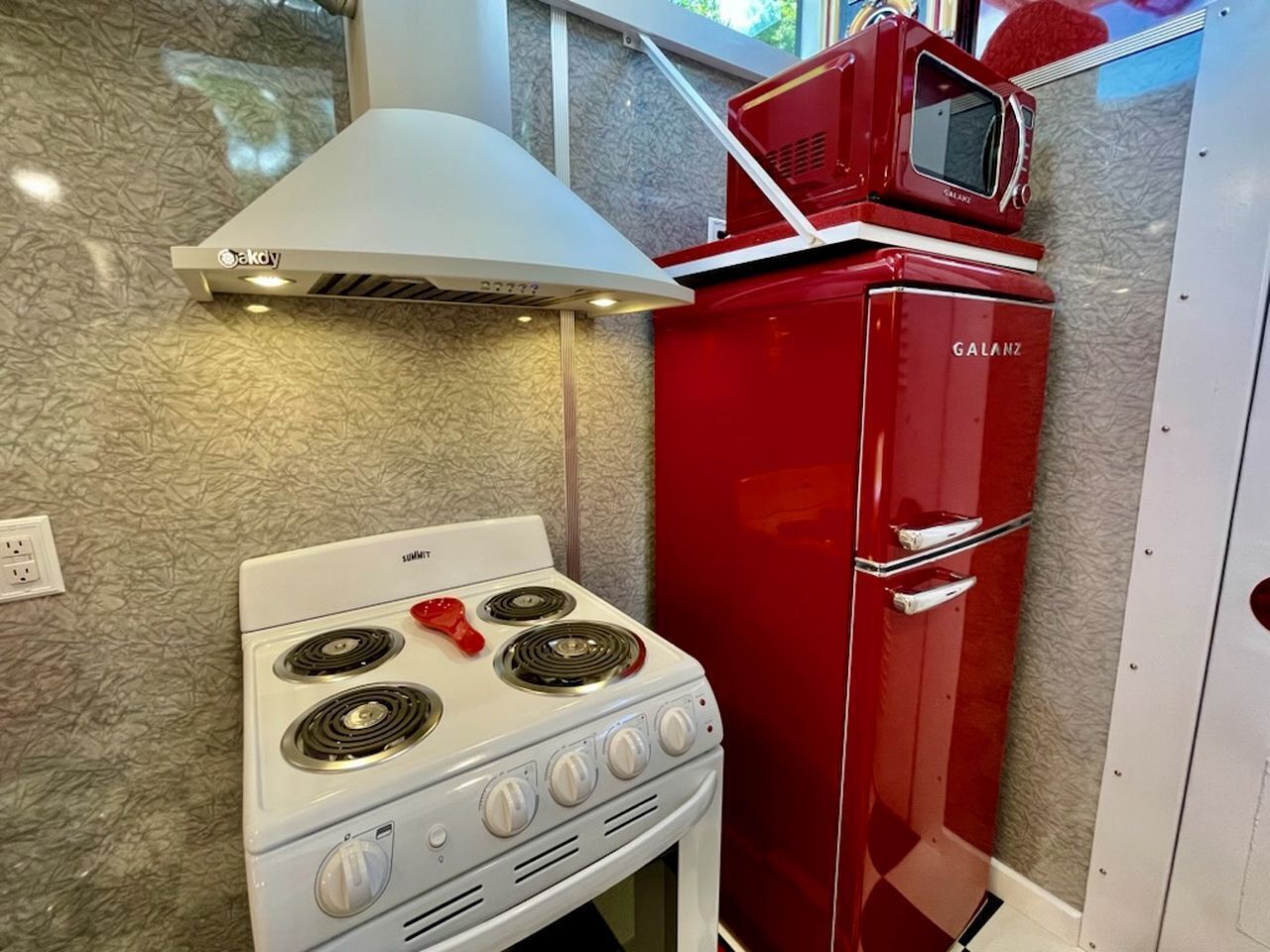 Coffee/tea maker, fridge, oven, stovetop