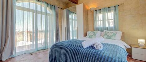 Desk, iron/ironing board, travel cot, WiFi