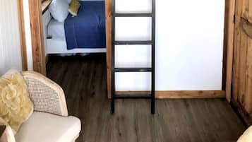 2 slaapkamers, reisbedje, beddengoed