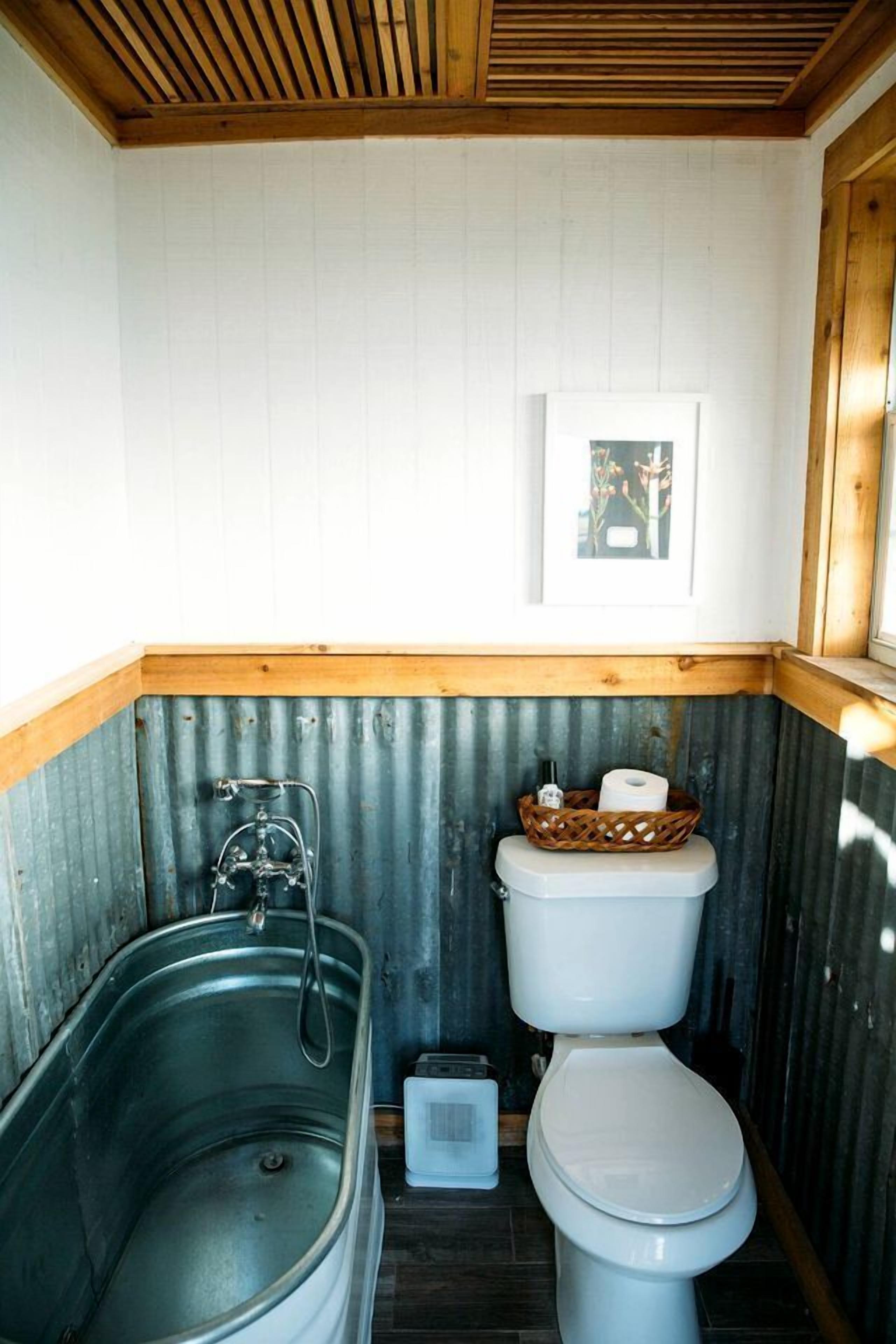 Towels, soap, shampoo, toilet paper
