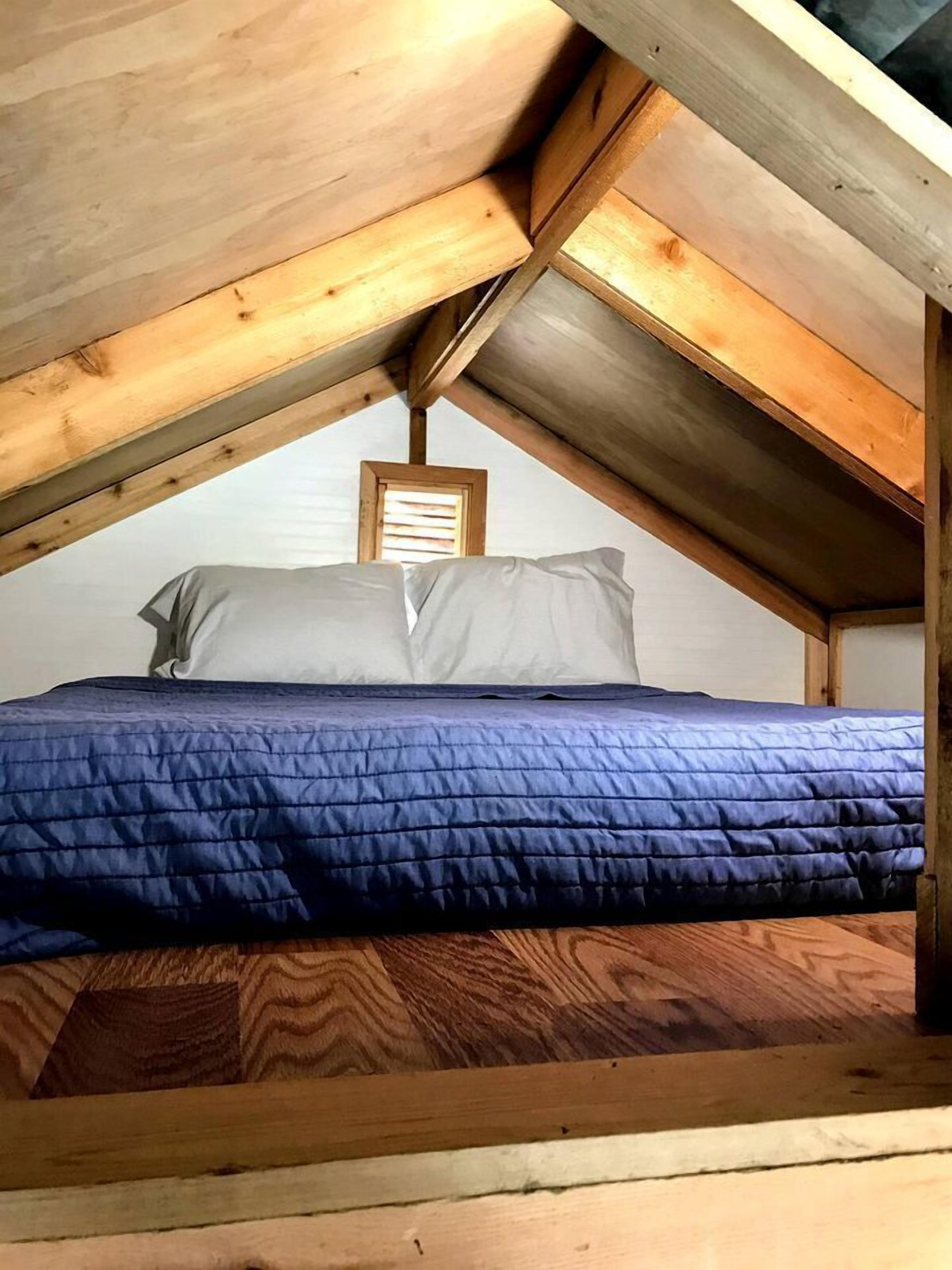2 habitaciones, cuna de viaje y ropa de cama 