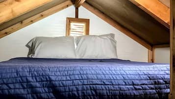 2 habitaciones, cuna de viaje y ropa de cama