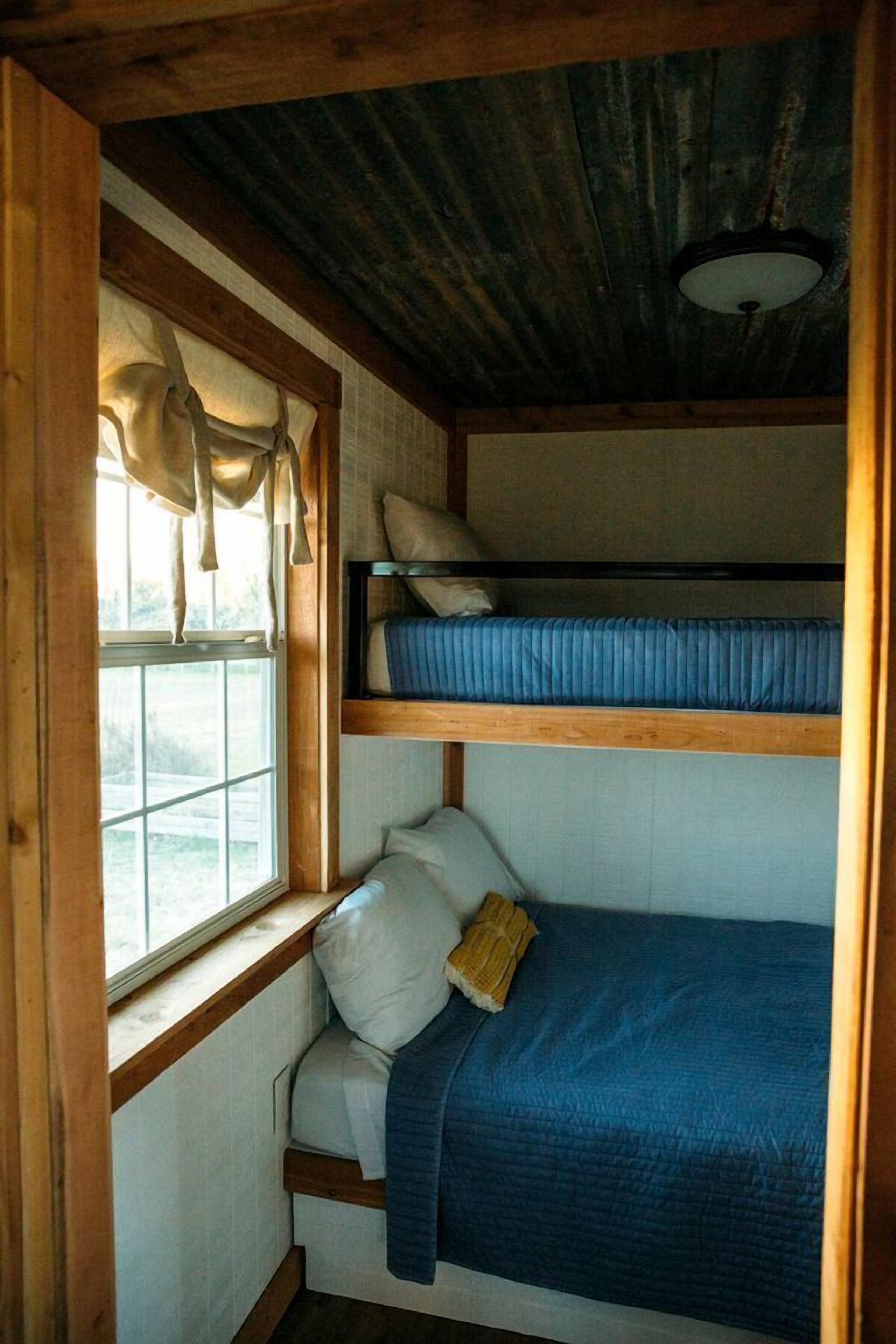 2 bedrooms, travel crib, bed sheets