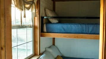 2 bedrooms, travel crib, bed sheets