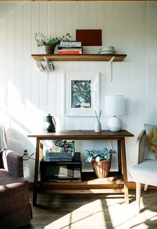 内装. Rustic Tiny House Rental for Weekend Getaways from Dallas