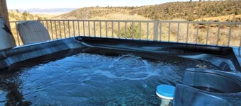 Lovely Vacation Getaway with a Private Hot Tub near Lynx Creek, Arizona